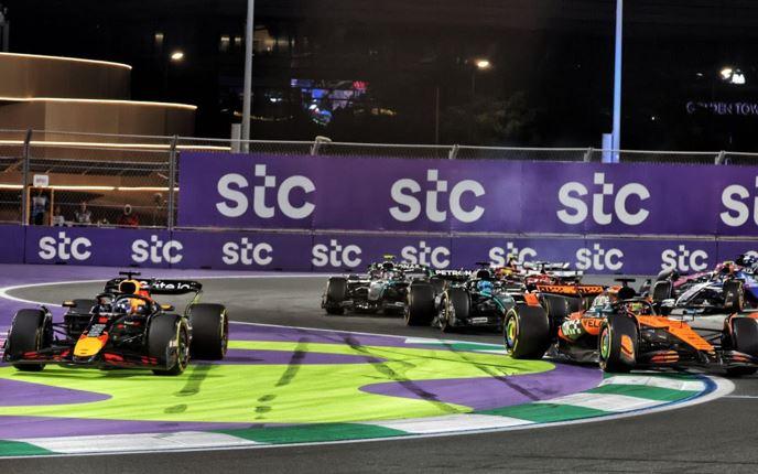 A manobra que rendeu uma punição a Verstappen (Foto/Divulgação)