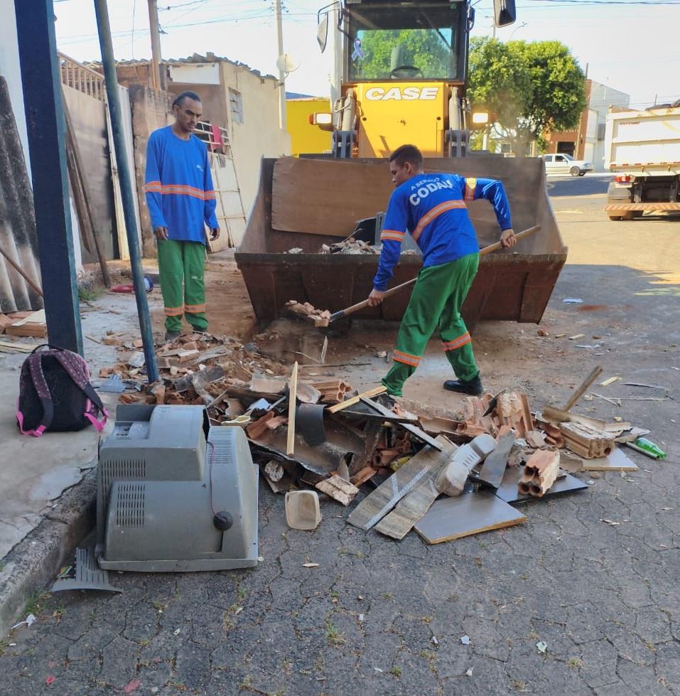 O serviço de limpeza urbana pode ser estendido até a semana seguinte caso o tempo chuvoso atrase o cronograma (Foto: Divulgação PMU)