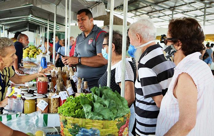 O objetivo é ampliar os pontos de comercialização direta entre produtores e consumidores e levar o modelo para mais bairros (FotoDivulgação)
