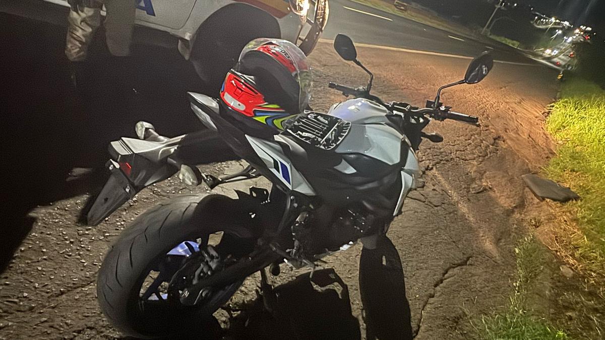 A motocicleta foi apreendida, e diversas autuações por infrações de trânsito foram lavradas no local. (Foto/Divulgação)