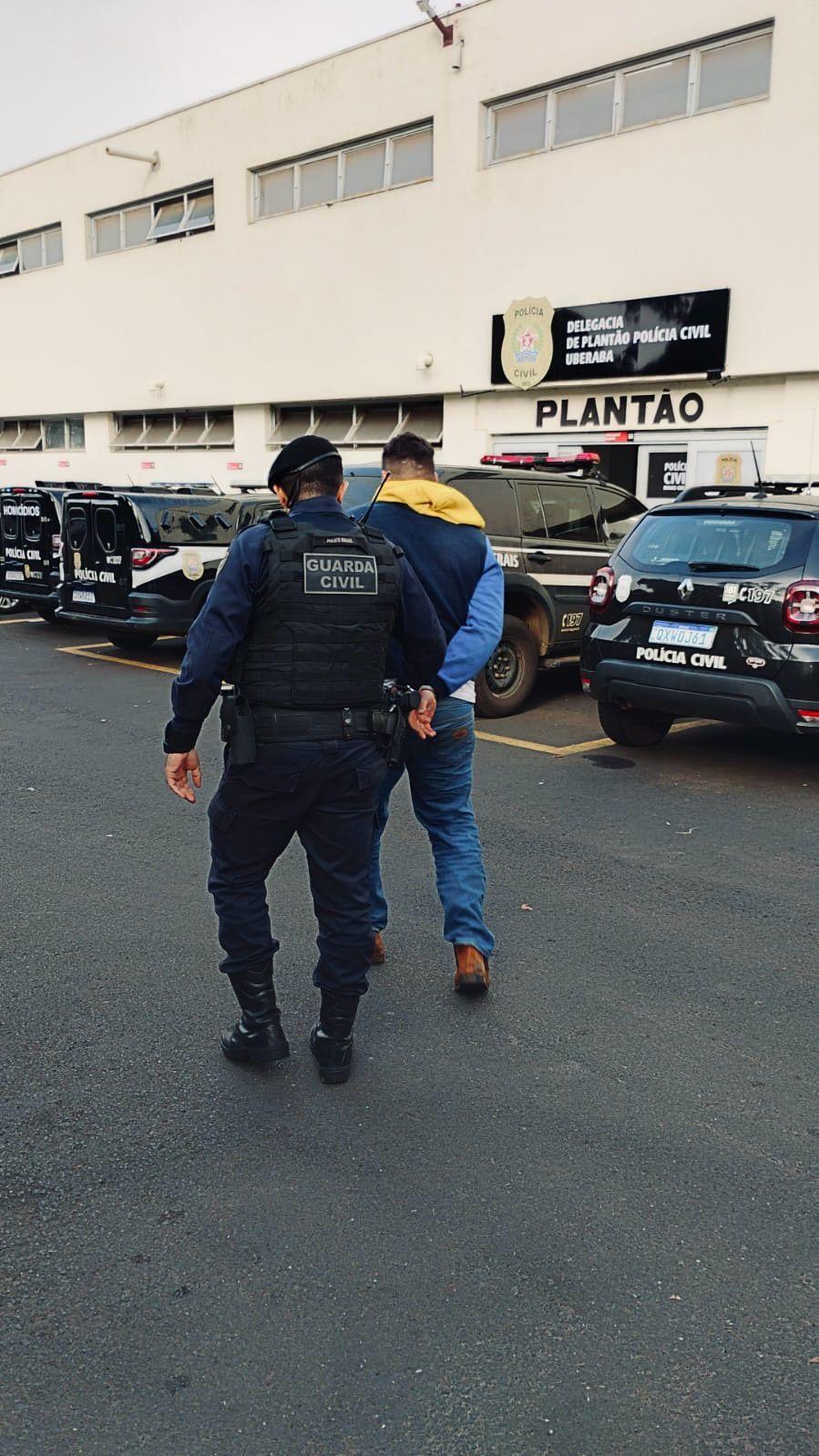 O indivíduo foi detido e encaminhado às autoridades competentes para as devidas providências (Foto/Divulgação/GCM)