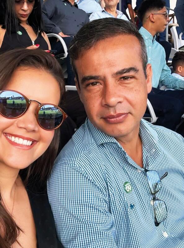 Júlia Tahan e Guilherme Martins Ribeiro no palanque da solenidade de abertura da 90ª Expozebu (Foto/Arquivo pessoal)