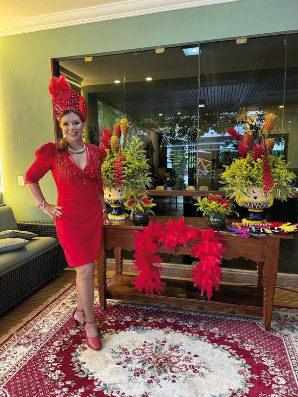 Exuberante, De Lourdes Costa Fernandes foi a grande anfitriã do Brunch das Luluzinhas nos jardins de sua bela residência (Foto/Arquivo pessoal)