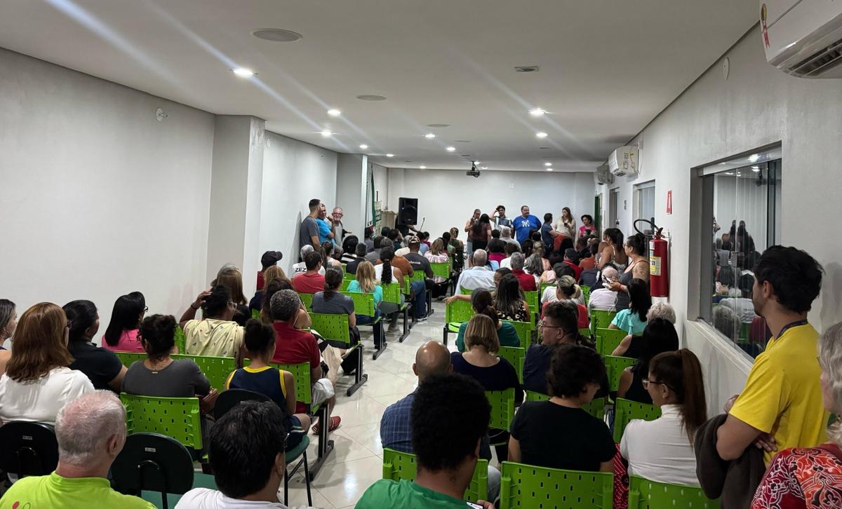 Assembleia dos servidores ocorrida na semana passada, quando categoria decidiu pelo estado de greve e a possibilidade de paralisação de advertência (Foto/Divulgação)