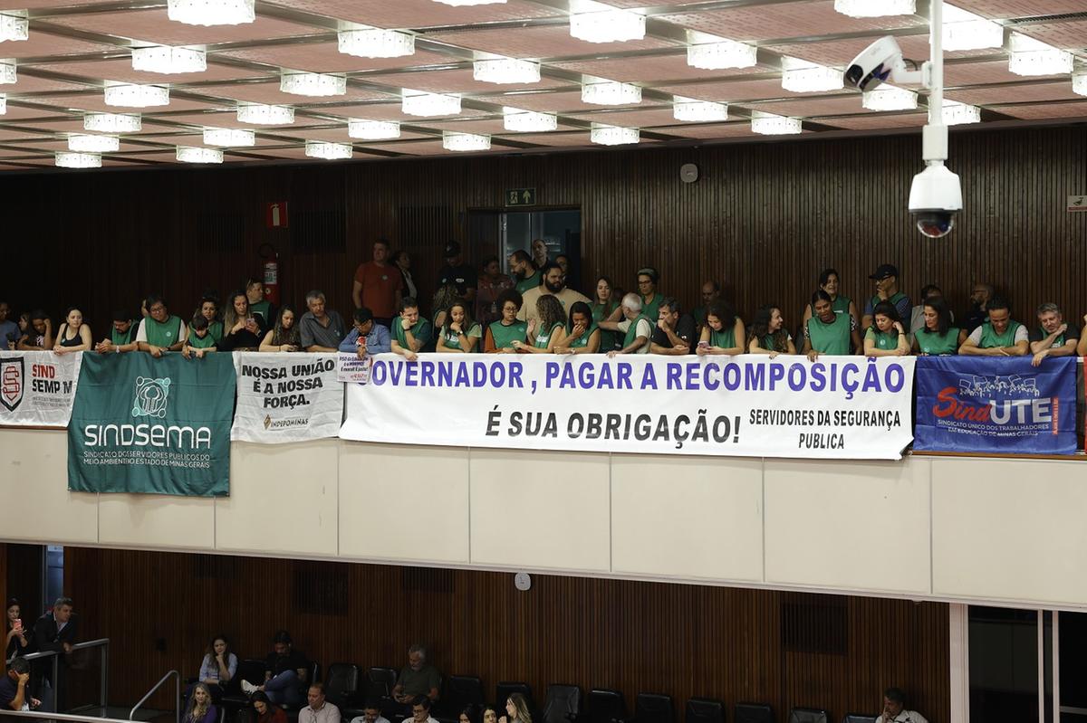 Servidores lotaram as galerias do Plenário da Assembleia Legislativa para acompanharem a votação do reajuste, que permanece exclusivo para o magistério (Foto/Guilherme Dardanhan/ALMG)