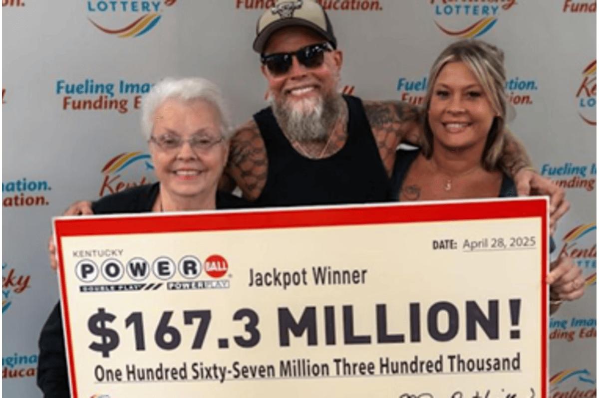 O vencedor posou em foto ao lado da mãe e da namorada (Foto/Reprodução/Powerball)