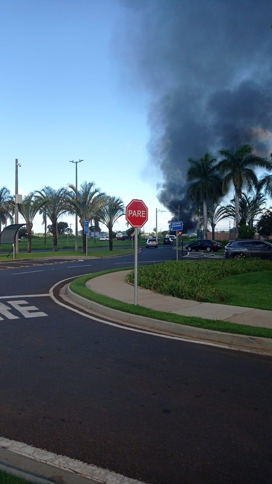 Segundo o Corpo de Bombeiros, a carreta estava carregada com óleo diesel e pegou fogo na Filomena Cartafina, na altura do Residencial Damha 1 (Foto/Divulgação Corpo de Bombeiros)