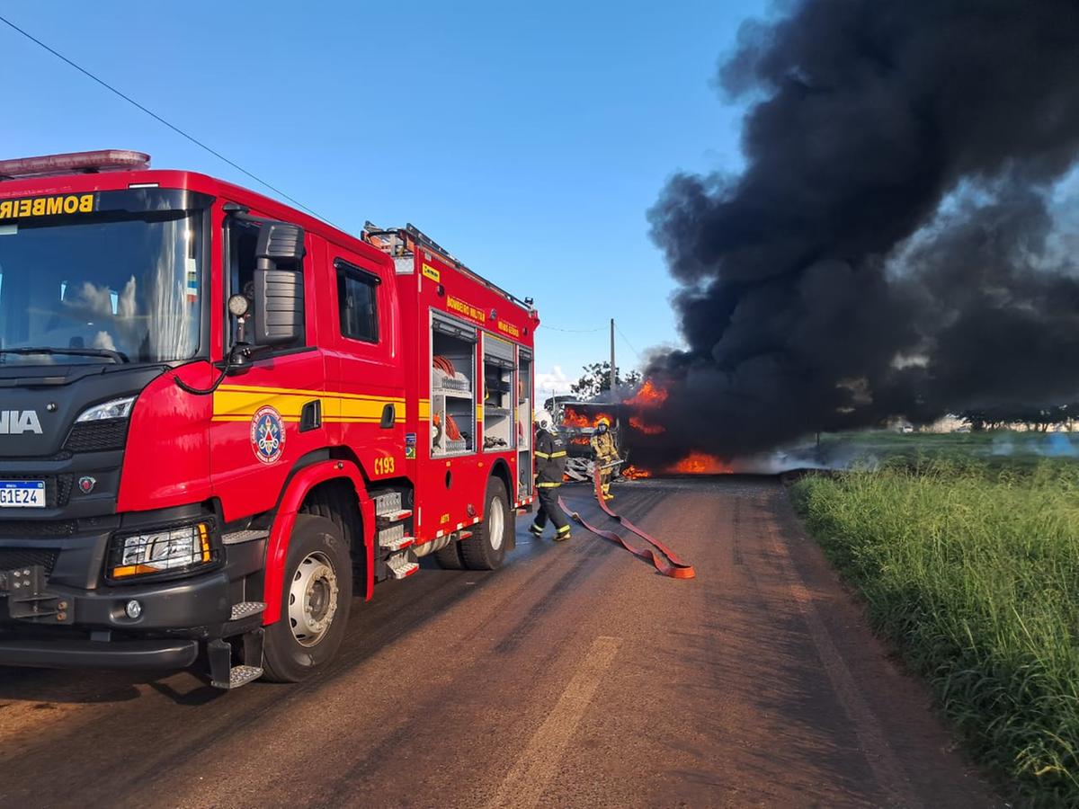 Chamas foram controladas algumas horas após o início do incêndio (Foto/Divulgação)