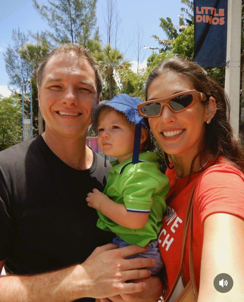 Josef Sickert Winter passeando com os pais Thiessa e Philippe em Orlando (Foto/Arquivo pessoal)