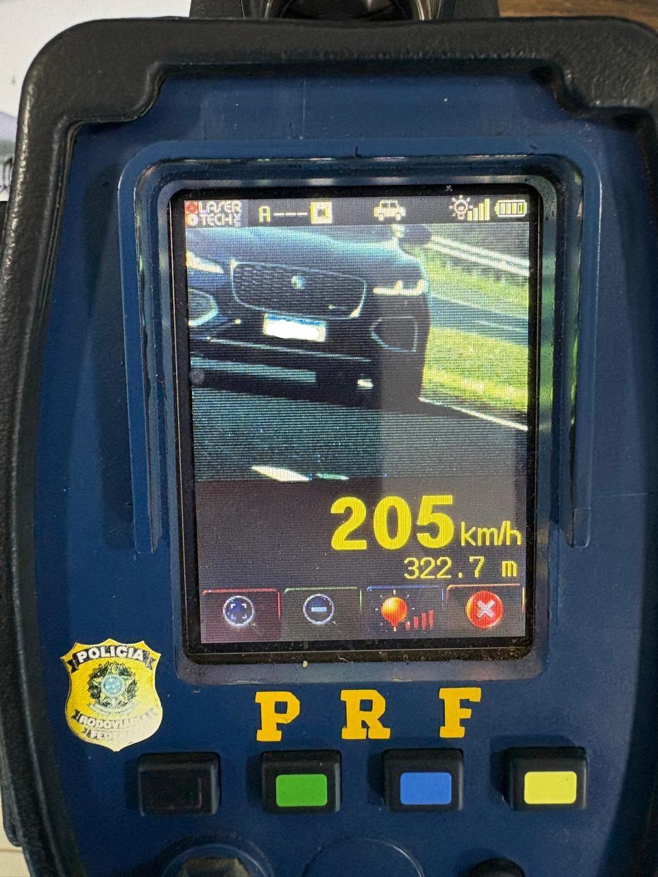 O motorista será autuado por infração gravíssima, conforme previsto no Código de Trânsito Brasileiro (CTB) (Foto: Divulgação PRF)