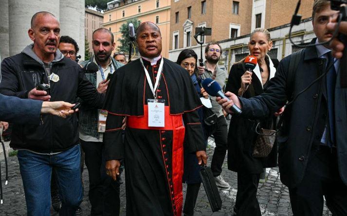 O Cardeal Peter Ebere Okpaleke, da Nigéria, já está em Roma para o Conclave (Foto/Reprodução)