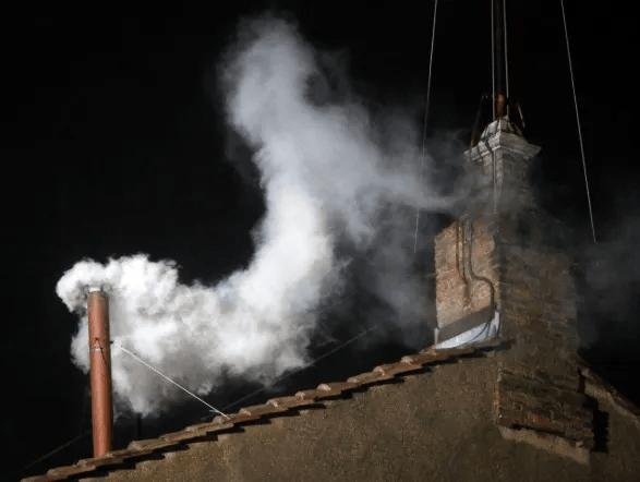 Após cada rodada de votação, as cédulas são queimadas em um forno especial para indicar o resultado ao mundo exterior (Foto/Reprodução)