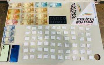 Papelotes de cocaína, celulares e dinheiro apreendidos com os suspeitos próximo à comunidade de Santa Fé (Foto/Divulgação)