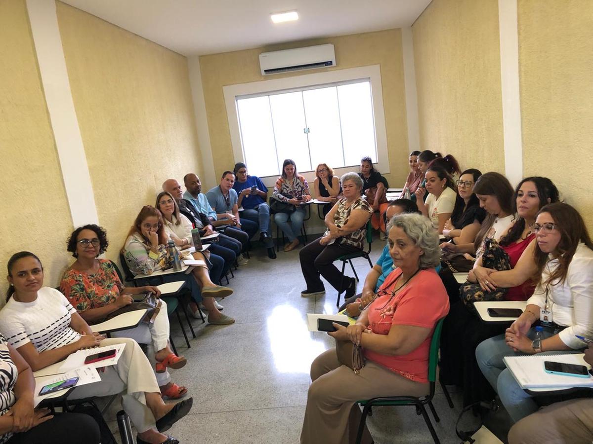 Durante encontro no Instituto Educar para Transformar, houve a apresentação da programação final das ações do “Faça Bonito”, que será no dia 18 de maio (Foto/Divulgação)