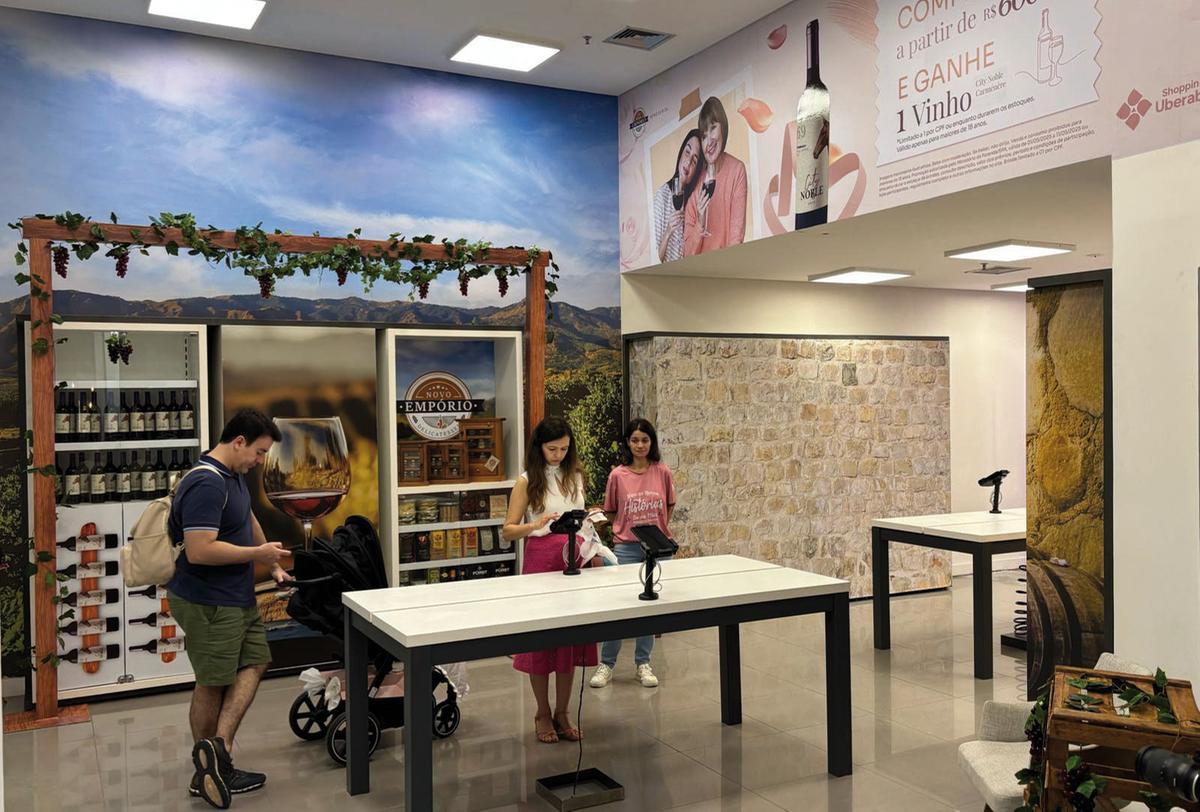 A campanha que recebeu o nome “Notas que marcam histórias”, surpreenderá os consumidores de Uberaba e região. Até o dia 11 de maio, compras a partir de R$ 600 nas lojas participantes darão direito a trocar as notas fiscais por um vinho chileno City Noble Carménère. O regulamento da promoção “Compre Ganhe” está disponível no site do Shopping Uberaba, e, pessoalmente, no espaço exclusivo para trocas, com acesso rápido pela entrada B (Riachuelo). É entregue um vinho por CPF e podem participar apenas clientes maiores de 18 anos. Promoção válida enquanto durarem os estoques e mediante disponibilidade (Foto/Divulgação)