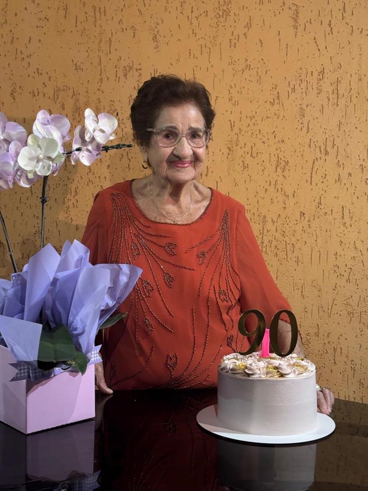 Cesarina de Oliveira completou seus 90 anos de vida e comemorou a data em festa e com uma linda missa, celebrada pelo padre Marcelo, da igreja São Benedito (Foto/Arquivo pessoal)