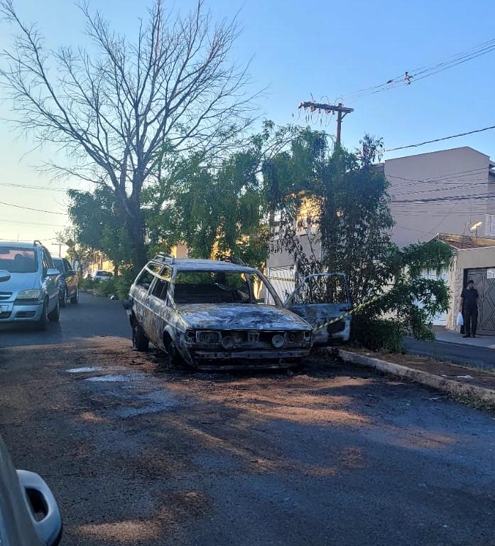 O automóvel atingido pelas chamas era uma Parati, que ficou parcialmente destruída (Foto/Reprodução)