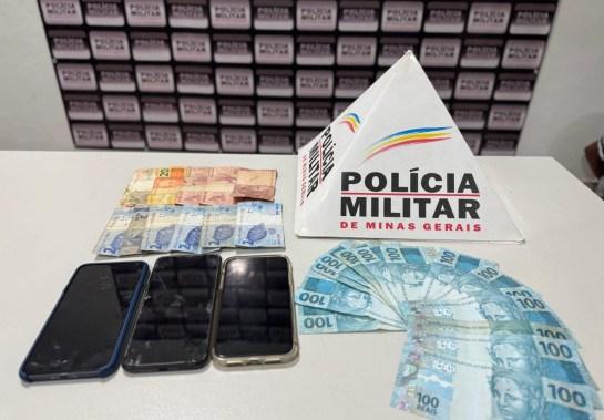 Os suspeitos foram presos e encaminhados à Polícia Civil, juntamente com três celulares e R$ 1.400 em espécie (Foto/Divulgação/PMMG)