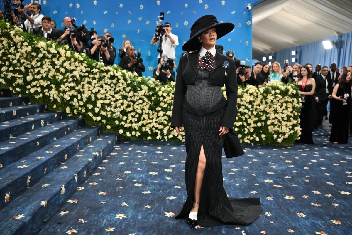 Cantora foi fotografada entrando no hotel Carlyle, em Nova York, horas antes do evento, que aconteceu na noite desta segunda (5) (Foto/Reprodução)