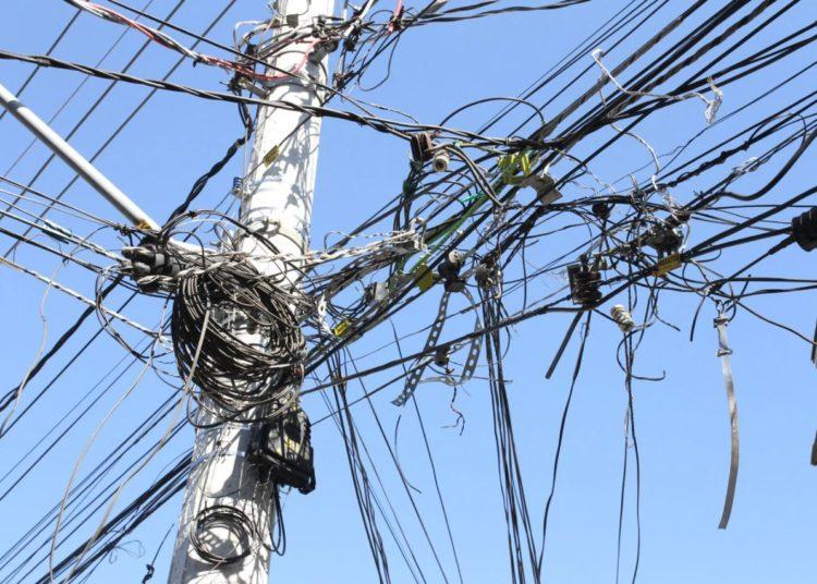 Além da retirada de cabos em desuso, o comunicado da Sesurb cobra que seja feito o alinhamento dos fios em uso para reduzir a poluição visual  (Foto/Divulgação)