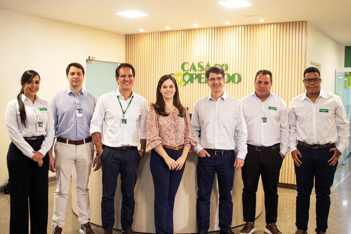 A diretora de Recursos Próprios, Dra. Giovanna Prata Ciabotti Camargos, entre os diretores da Unimed Uberaba, o presidente, Dr. Reynaldo Miranda, e o diretor administrativo-financeiro e diretor do Hospital Unimed, Dr. Djalma Antonio Abrão Junior, durante inauguração da Casa do Cooperado, no hospital (Foto/Arquivo pessoal)