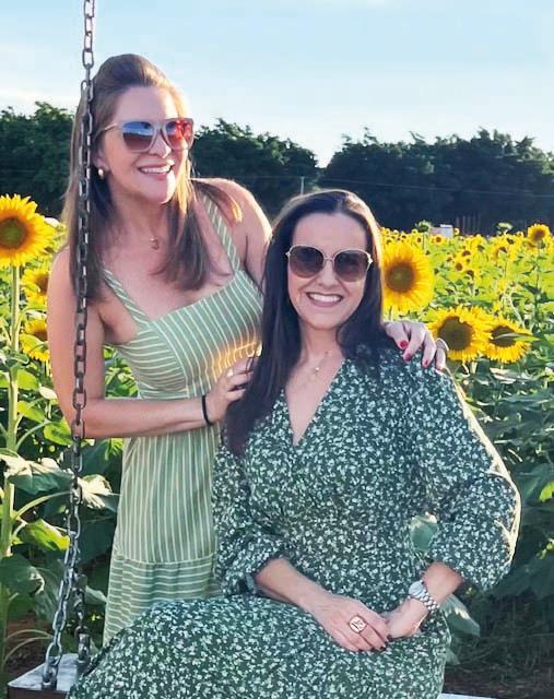Nossa amiga e parceira Tatiana Botelho soprou velinhas semana passada. Ela é reconhecida pelo trabalho de excelência como cerimonialista. Parabéns; Na foto ela está com sua irmã Camila Botelho (Foto/Arquivo pessoal)