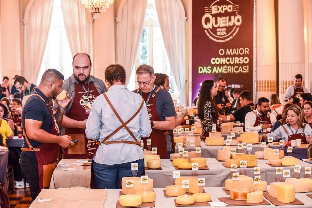 A edição de 2025 conta com cerca de 45 categorias de queijos, incluindo produtos feitos a partir do leite de vaca, cabra, ovelha, búfala e misturas (Foto/Divulgação)