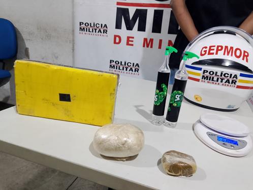 O suspeito foi preso e conduzido à delegacia de plantão, junto aos entorpecentes e objetos recolhidos. (Foto/Divulgação)