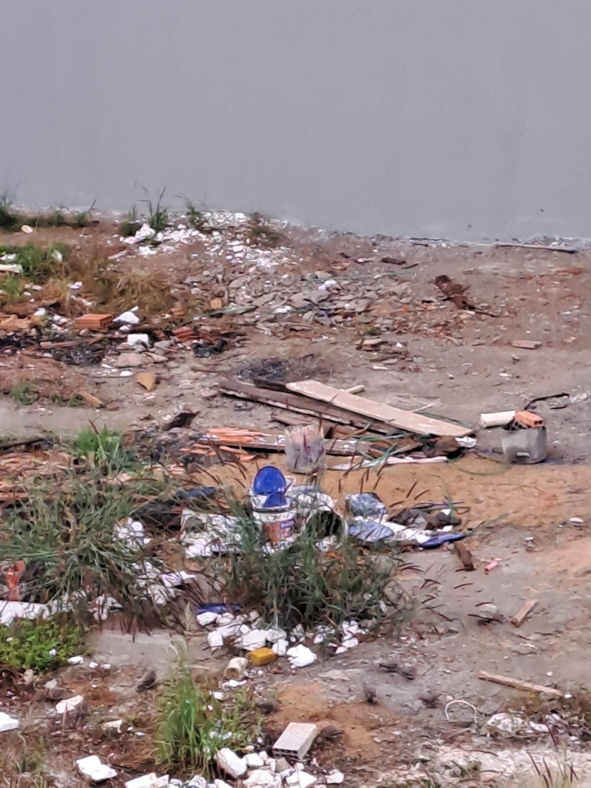 O terreno, localizado na rua Major Eustáquio, ao lado da Fundação de Ensino Técnico Intensivo Dr. Renê Barsam (FETI), apresenta sinais de abandono (Foto/Divulgação)