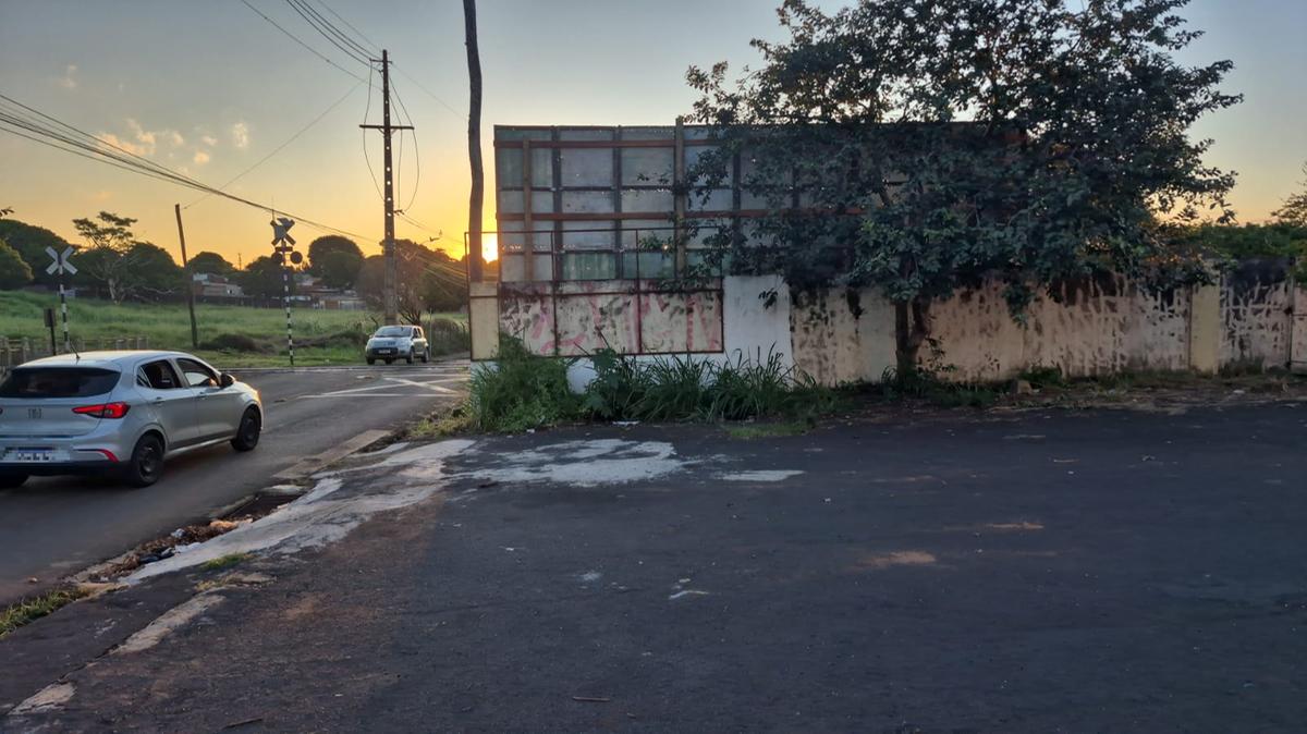 A falta de visibilidade preocupa ainda mais por se tratar de uma passagem férrea, o que eleva significativamente o risco de acidentes (Foto/Divulgação)