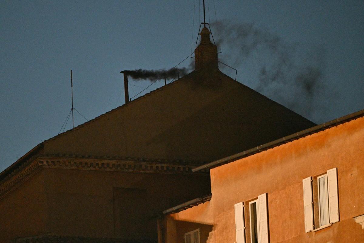 Fumaça preta foi liberada pela chaminé da Capela Sistina por volta de 16h (horário de Brasília) (Foto/Andreas Solaro/AFP)