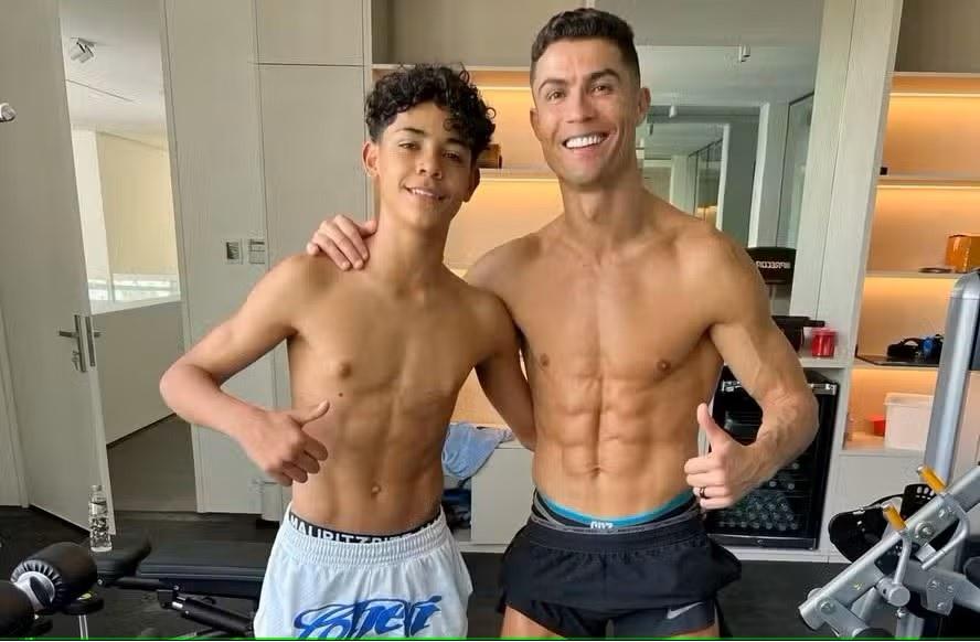 Adolescente de 14 anos foi convocado pela primeira vez e vai defender o mesmo país do pai, mas na seleção sub-15 (Foto/Instagram)