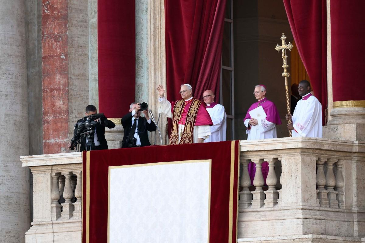Esta foto, tirada e distribuída em 7 de maio de 2025 pela The Vatican Media, mostra o recém-eleito Papa Leão XIV, Robert Prevost, discursando para a multidão (Foto/Vatican Media/AFP)