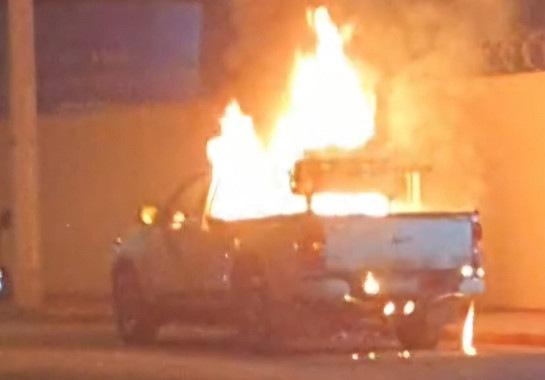 Segundo o Corpo de Bombeiros, a corporação foi acionada pela população local e, ao chegar ao local, encontrou o carro tomado pelo fogo (Foto/Reprodução)