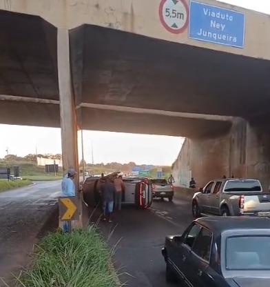 Vítimas estariam presas dentro do veículo (Foto/Divulgação)