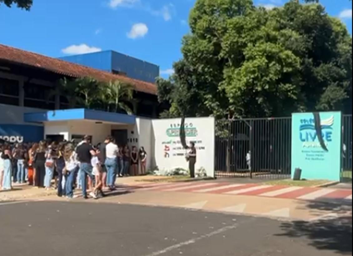 O colégio permaneceu fechado nessa sexta-feira e colegas da estudante, vizinhos da escola e amigos realizaram homenagens  (Foto/Divulgação)