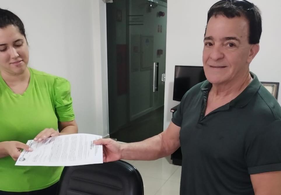 Presidente do Sindicato, Luiz Carlos Santos, entrega a carta a representantes de vereadores no anexo do Legislativo (Foto/Divulgação)