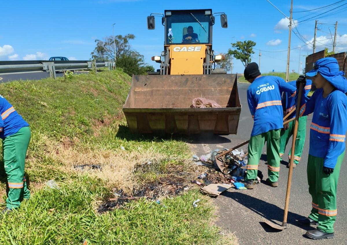 A limpeza desses locais demanda estrutura com caminhões, carregadeira e trabalhadores e, muitas vezes, são necessários, pelo menos, dois dias  