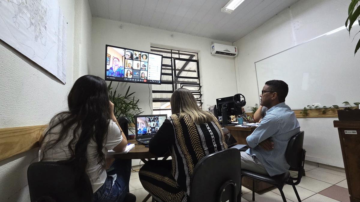 Secretária de Educação, Juliana Petek, e o secretário executivo do Conselho de Segurança Pública participaram da reunião virtual  (Foto/Divulgação)