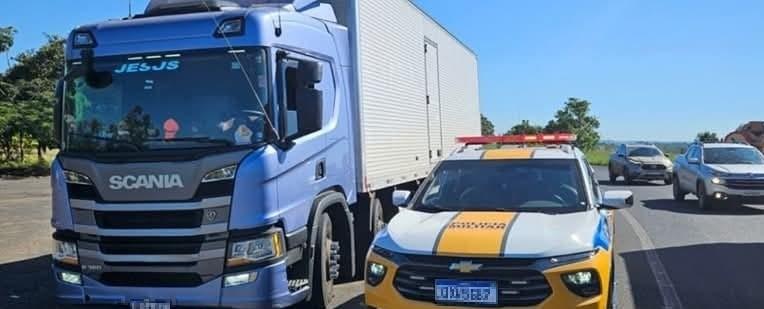O caminhão foi interceptado na Ligação 798 durante blitz da Polícia Rodoviária Estadual  (Foto/Divulgação)