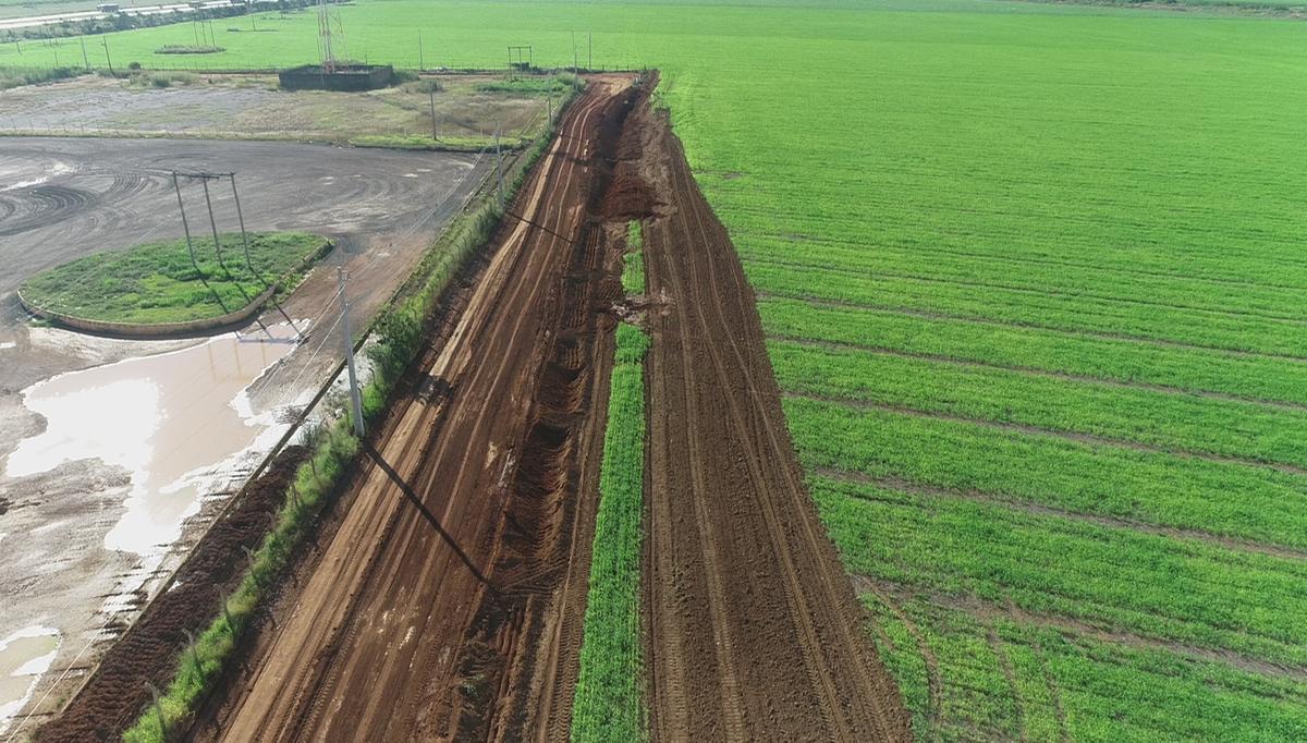 Serviço de melhoria em trecho significativo da URA 203, região Beija-Flor, quase na divisa com o município de Uberlândia. (Foto: Divulgação PMU)