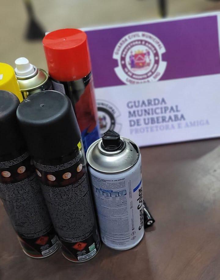 Próximo aos envolvidos, havia uma sacola contendo quatro latas de spray de cores diversas, além de outras latas já destampadas espalhadas pelo chão (Foto/Divulgação)