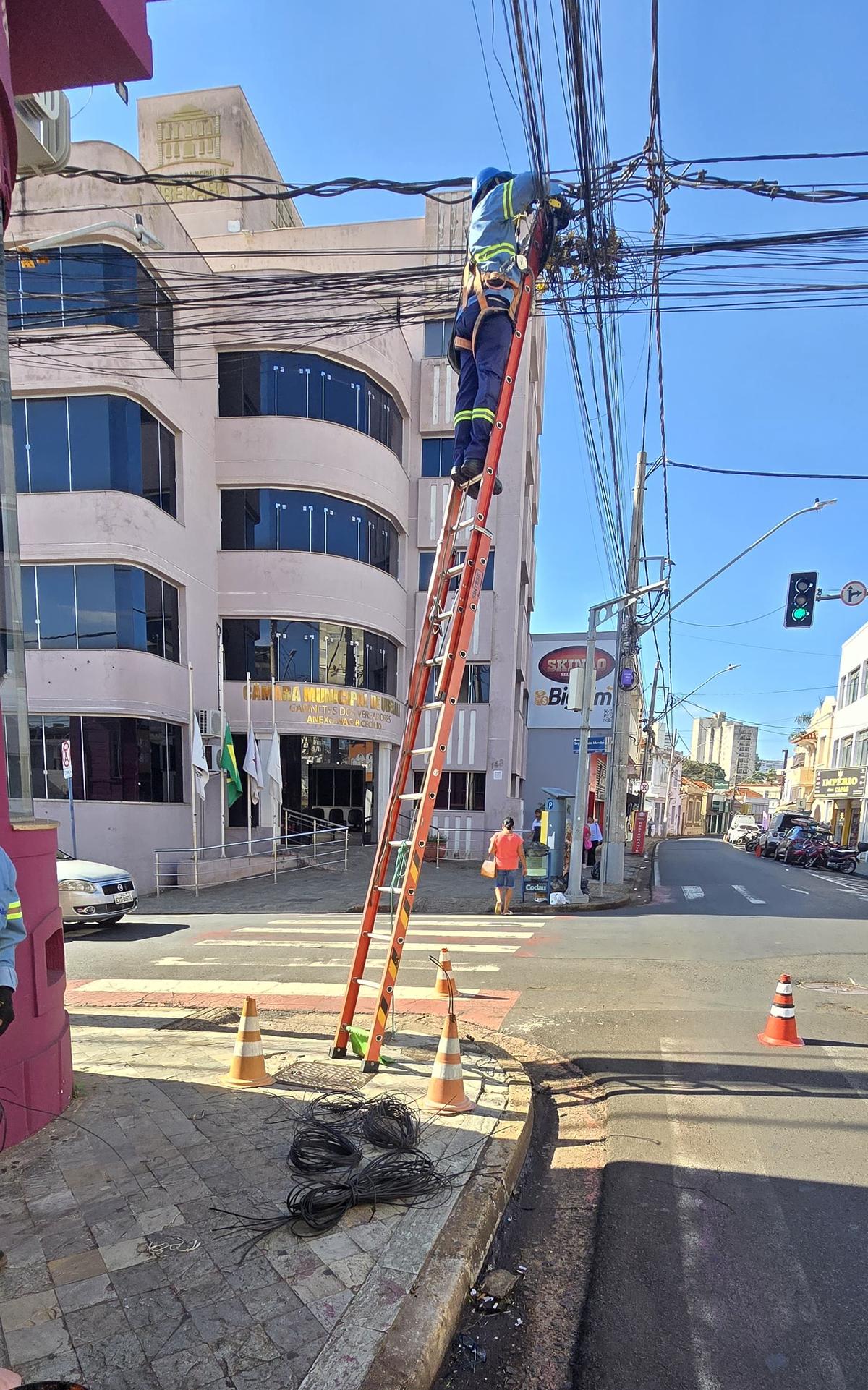 Retirada de cabos soltos na região central de Uberaba (Foto/Divulgação)