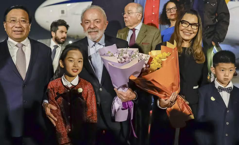 O presidente Lula e a primeira-dama Rosângela Lula da Silva no desembarque em Pequim (Foto/Ricardo Stuckert/Presidência da República)