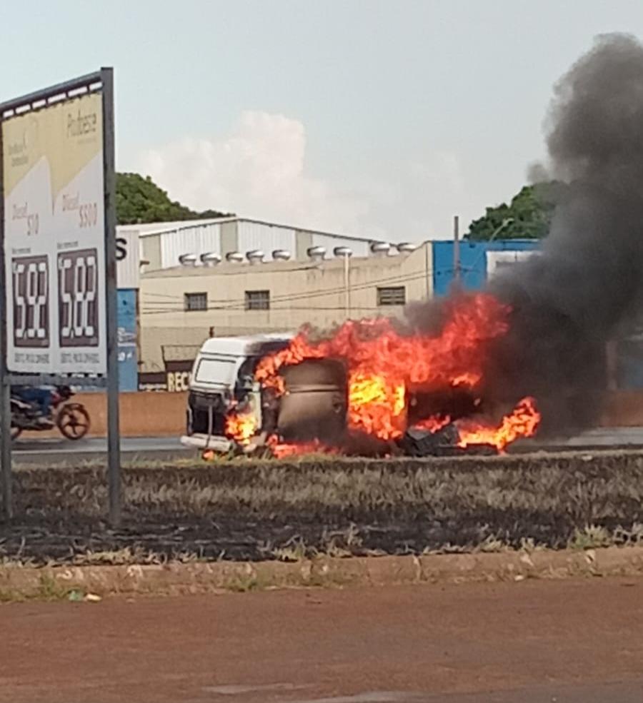 Veículo foi completamente tomado pelas chamas (Foto/Divulgação)