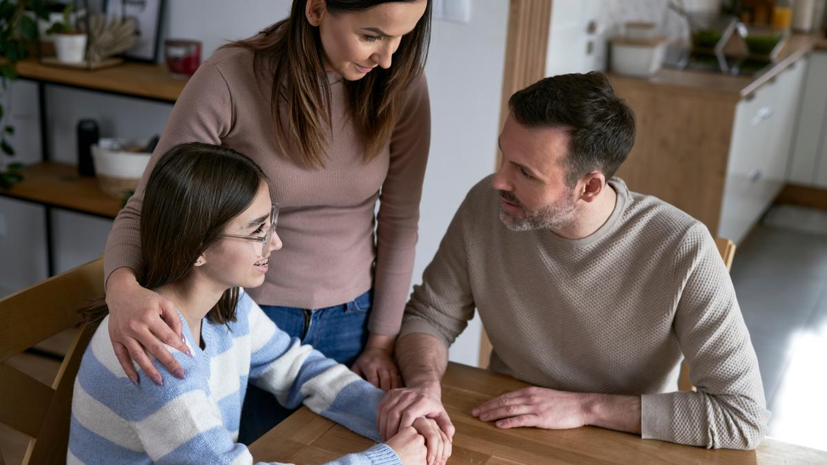 A geração atual é altamente conectada e constantemente exposta a conteúdos impactantes nas redes sociais. Para o psicólogo, o monitoramento parental é indispensável (Foto/Reprodução)