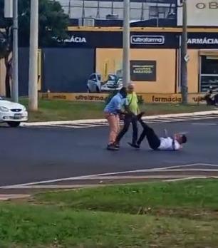 Motoristas se desentenderam após colisão no trânsito (Foto/Divulgação)