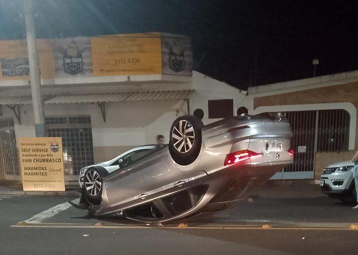 O carro que seguia pela rua Ituiutaba capotou após bater em outro, que saía de estacionamento de varejão localizado na via  (Foto/Divulgação)