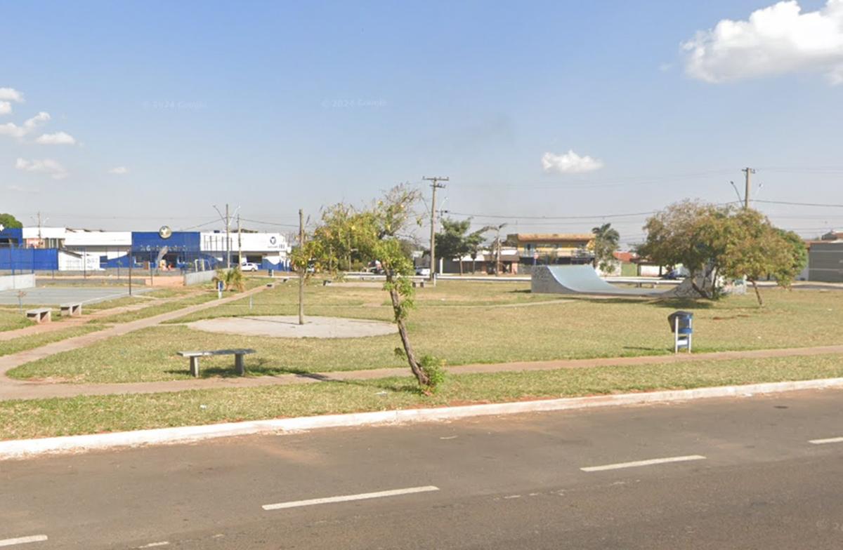 Localizada em uma das cabeceiras da pista do aeroporto, a praça Zé do Tiro receberá iluminação, que deve estar concluída até agosto  (Foto/Arquivo)