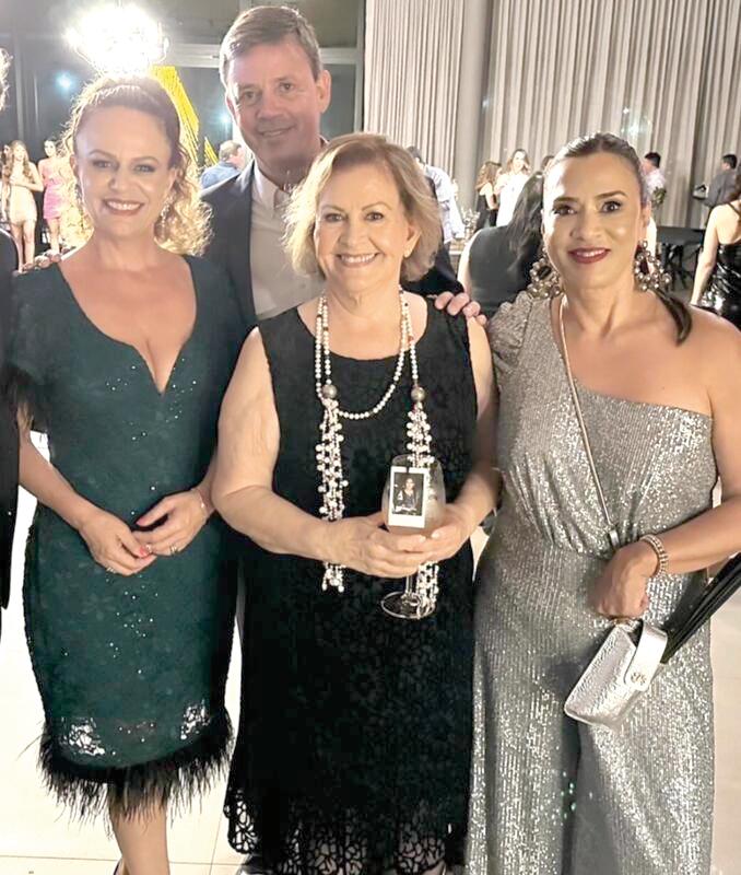 Vaniana Helou – que aniversariou dia 12 com sua mãe Vânia Cecílio e seus irmãos Rodrigo e Nega Pavel (Foto/Arquivo pessoal)